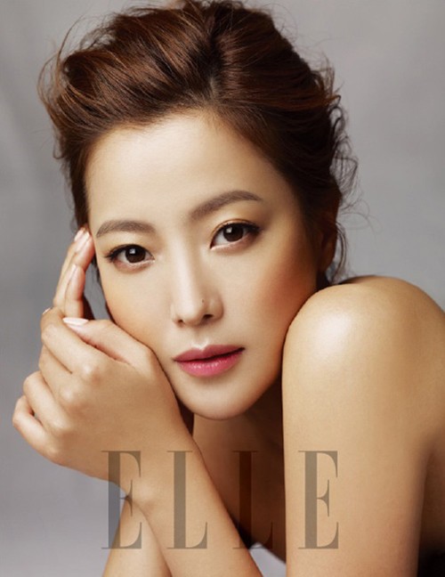 25. Biểu tượng vẻ đẹp Hàn Quốc, nữ diễn viên Kim Hee Sun sinh năm 1977, 35 tuổi.